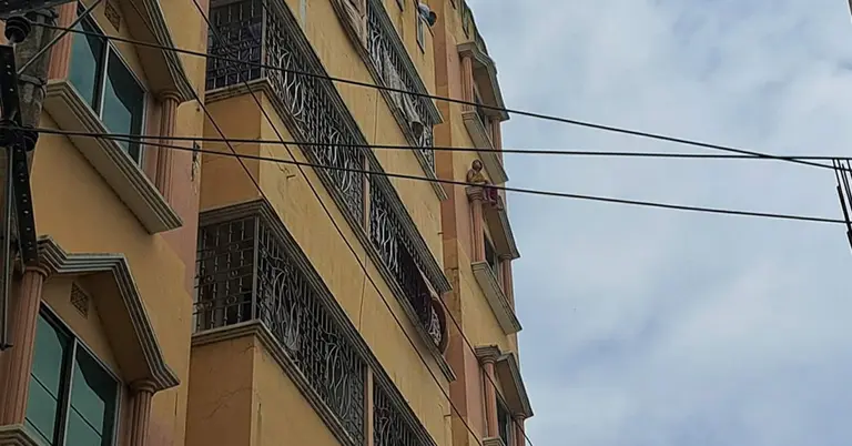 কার্নিশে শিশু
